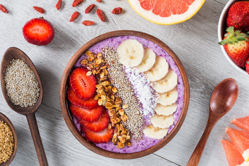 Bowl de avena proteico con frutas