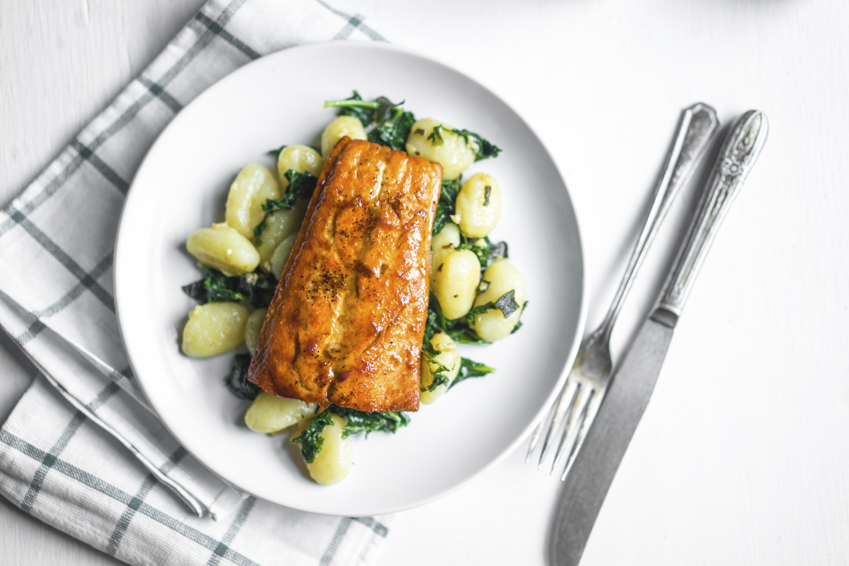 Salmón al horno con batata y espinacas